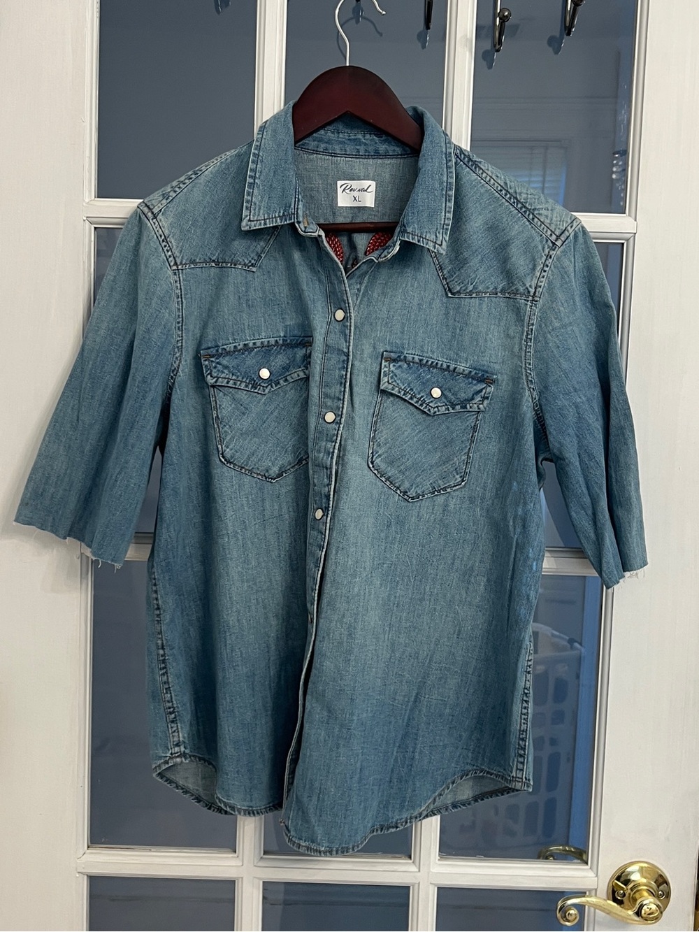 Women’s Upcycled Chambray Cut Off Sleeve Button Down Patch Detail Shirt Size XL